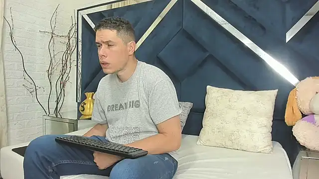 Snapshot of CandyandSteven chatting on 09-25-25, 02:48 CandyandSteven online show from 09-25-25, 02:48