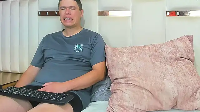 Snapshot of CandyandSteven chatting on 12-18-25, 03:12 CandyandSteven online show from 12-18-25, 03:12