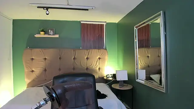 Micki   online show from 12-22-25, 11:18