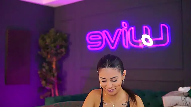 Snapshot of SiennaRuh chatting on 11-18-25, 11:14 SiennaRuh online show from 11-18-25, 11:14