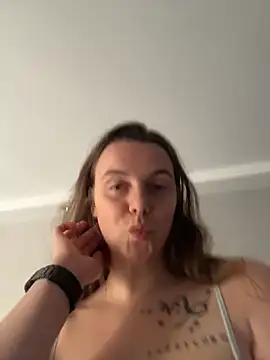 TenderLaGlamor online show from 12-22-25, 11:07