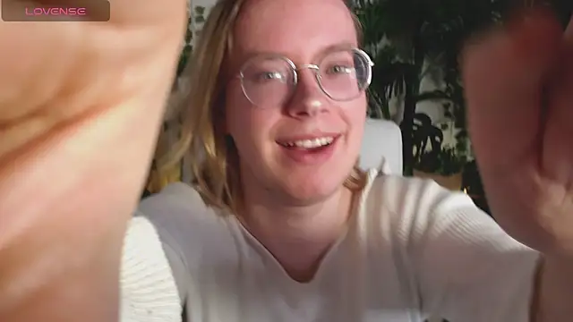 Amanda Butlerr online show from 12-14-25, 10:31