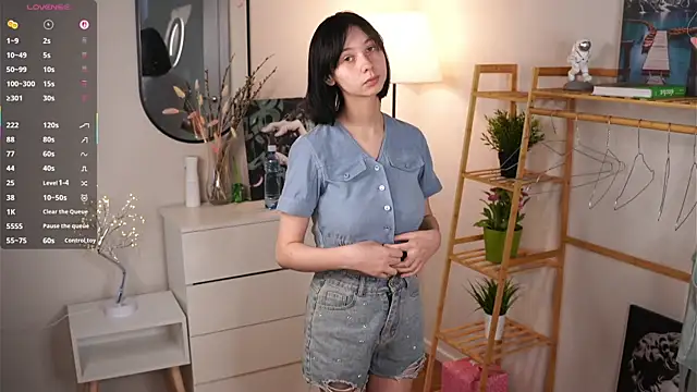 Snapshot of SuzanneHowse chatting on 10-17-25, 07:00 SuzanneHowse online show from 10-17-25, 07:00