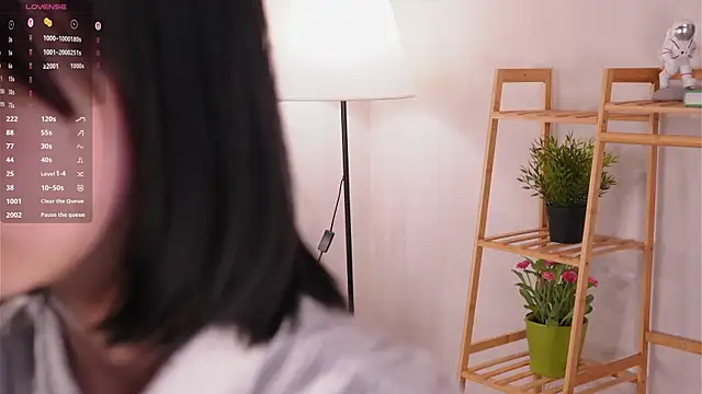 Snapshot of SuzanneHowse chatting on 11-17-25, 06:08 SuzanneHowse online show from 11-17-25, 06:08