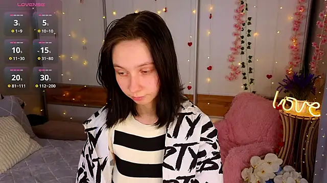 Snapshot of SuzanneHowse chatting on 03-14-26, 04:45 SuzanneHowse online show from 03-14-26, 04:45