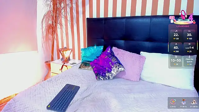 Snapshot of LunaToledo chatting on 11-19-25, 12:38 LunaToledo online show from 11-19-25, 12:38