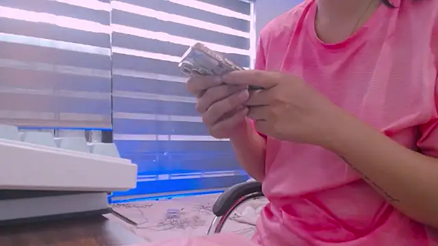 Snapshot of bunny_b4nny chatting on 10-11-25, 06:12 bunny b4nny online show from 10-11-25, 06:12