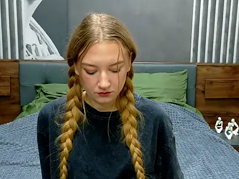 Snapshot of DarcyWilsy chatting on 10-09-25, 09:13 DarcyWilsy online show from 10-09-25, 09:13