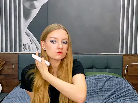 Snapshot of DarcyWilsy chatting on 11-12-25, 04:51 DarcyWilsy online show from 11-12-25, 04:51