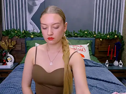 Snapshot of DarcyWilsy chatting on 12-17-25, 04:02 DarcyWilsy online show from 12-17-25, 04:02