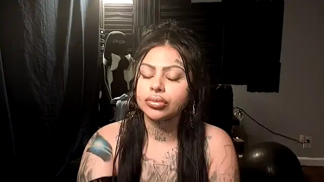 Snapshot of chicanachic13 chatting on 10-30-25, 06:26 chicanachic13 online show from 10-30-25, 06:26