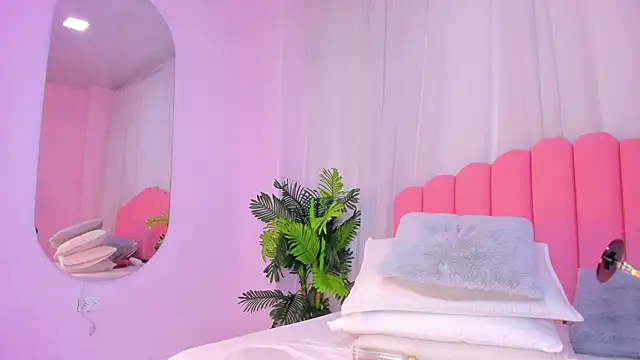 Snapshot of lia_queen18 chatting on 11-06-25, 11:22 lia queen18 online show from 11-06-25, 11:22