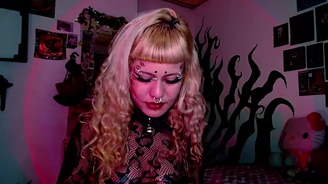 Snapshot of MistressMariam_ chatting on 09-10-25, 02:44 MistressMariam online show from 09-10-25, 02:44