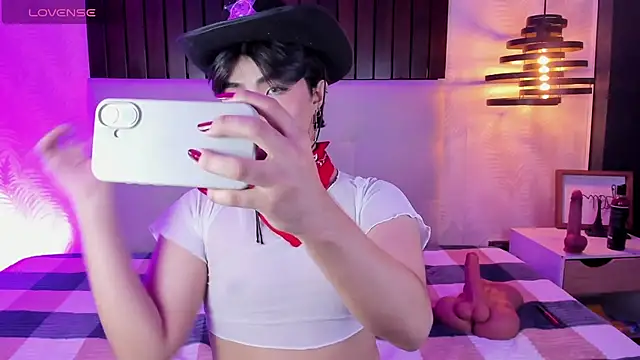 Snapshot of Creamy_Angelo chatting on 10-22-25, 08:08 Creamy Angelo online show from 10-22-25, 08:08