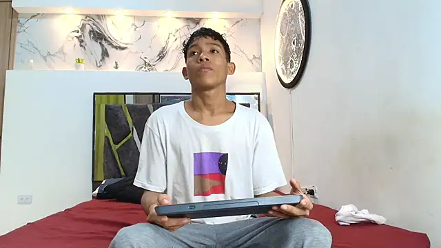 BEAUTY BOYS1 online show from 10-28-25, 07:12