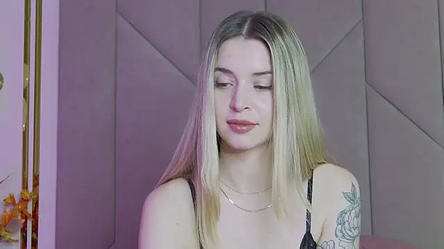 Snapshot of Touch_me chatting on 11-30-25, 04:00 Touch me online show from 11-30-25, 04:00