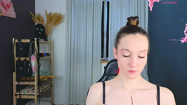 Snapshot of laracroftmansion chatting on 05-06-26, 03:28 laracroftmansion online show from 05-06-26, 03:28