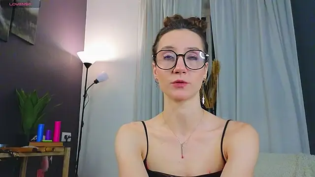 Snapshot of laracroftmansion chatting on 05-27-26, 03:20 laracroftmansion online show from 05-27-26, 03:20