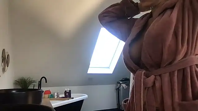 AmyStone   online show from 04-14-26, 08:42