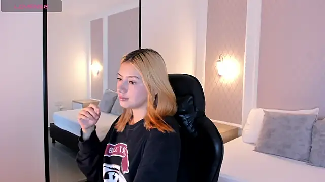 Snapshot of daniand_ chatting on 11-11-25, 02:00 daniand online show from 11-11-25, 02:00