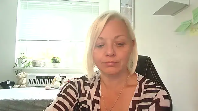 Snapshot of Linsy_Kim chatting on 10-08-25, 08:45 Linsy Kim online show from 10-08-25, 08:45