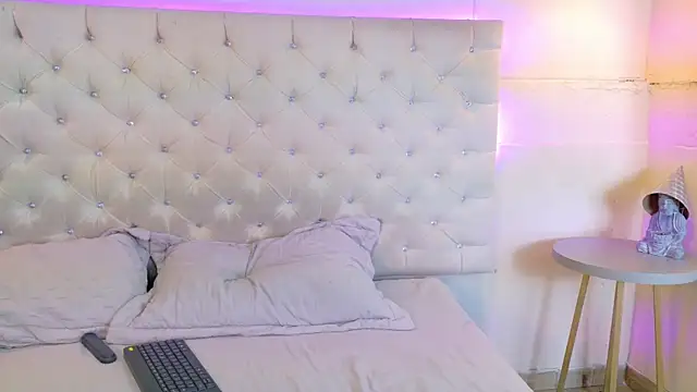 Snapshot of CathMellow chatting on 11-22-25, 08:30 CathMellow online show from 11-22-25, 08:30