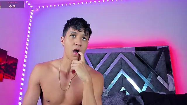 Snapshot of Robertmiller21 chatting on 09-19-25, 04:36 Robertmiller21 online show from 09-19-25, 04:36