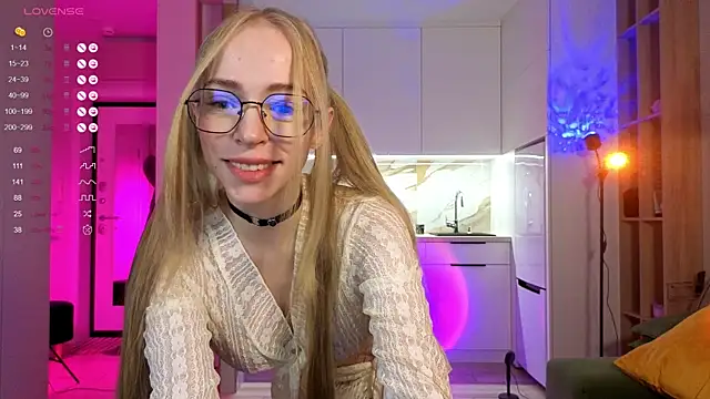 Snapshot of BritaKiss chatting on 11-10-25, 02:21 BritaKiss online show from 11-10-25, 02:21