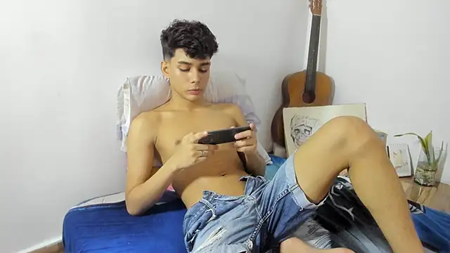 Snapshot of AliottTwink chatting on 09-14-25, 02:54 AliottTwink online show from 09-14-25, 02:54