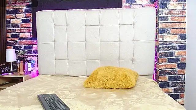 Snapshot of marilunabrown303av chatting on 10-21-25, 12:06 marilunabrown303av online show from 10-21-25, 12:06