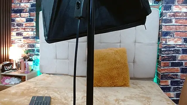 Snapshot of marilunabrown303av chatting on 10-28-25, 02:09 marilunabrown303av online show from 10-28-25, 02:09