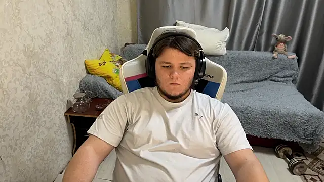 Snapshot of desiredude9 chatting on 09-23-25, 06:33 desiredude9 online show from 09-23-25, 06:33