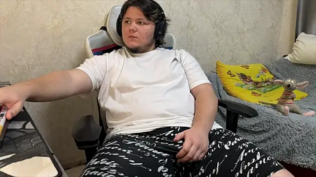 Snapshot of desiredude9 chatting on 10-08-25, 06:05 desiredude9 online show from 10-08-25, 06:05