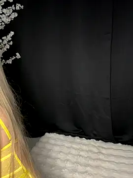 AubrieleRouj1 online show from 10-09-25, 03:43