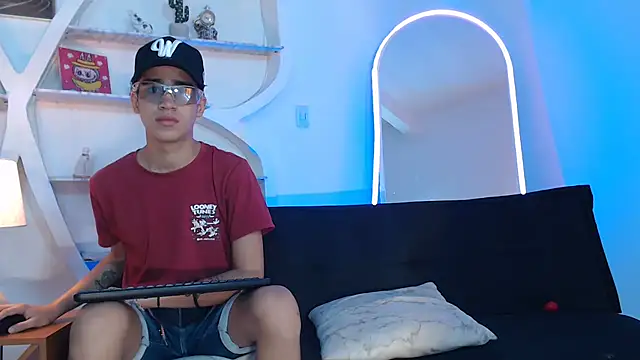 Snapshot of PRETTY_FEM chatting on 09-12-25, 01:22 PRETTY FEM online show from 09-12-25, 01:22