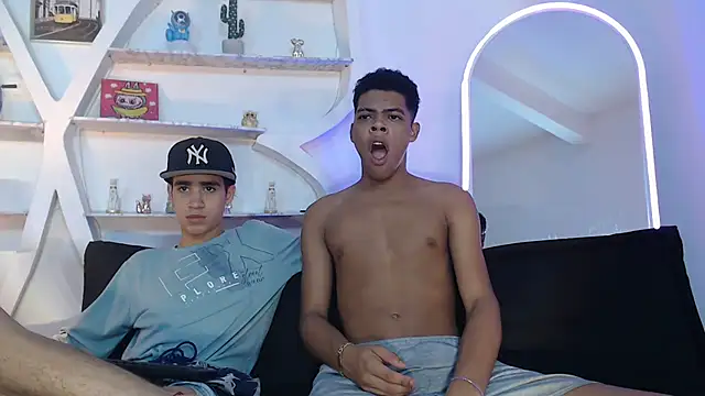 Snapshot of PRETTY_FEM chatting on 09-19-25, 01:45 PRETTY FEM online show from 09-19-25, 01:45