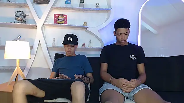 Snapshot of PRETTY_FEM chatting on 09-23-25, 01:14 PRETTY FEM online show from 09-23-25, 01:14