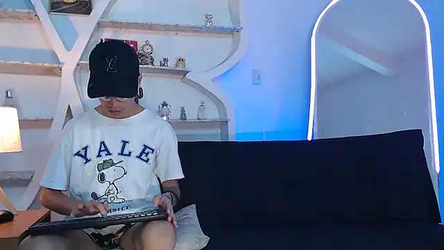 Snapshot of PRETTY_FEM chatting on 09-29-25, 01:27 PRETTY FEM online show from 09-29-25, 01:27