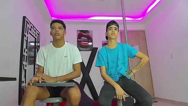 Snapshot of PRETTY_FEM chatting on 10-13-25, 01:22 PRETTY FEM online show from 10-13-25, 01:22