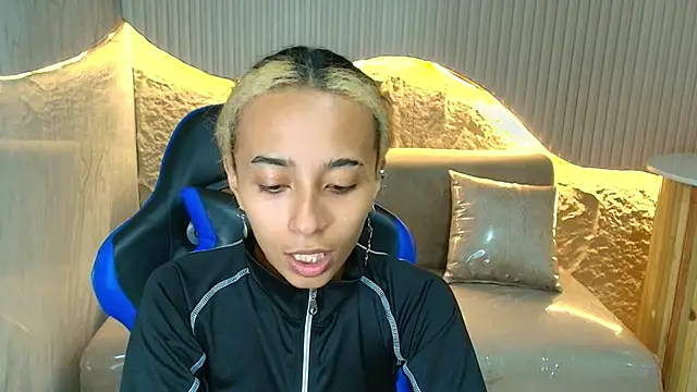 Snapshot of Agnis_ink_r chatting on 11-12-25, 01:11 Agnis ink r online show from 11-12-25, 01:11