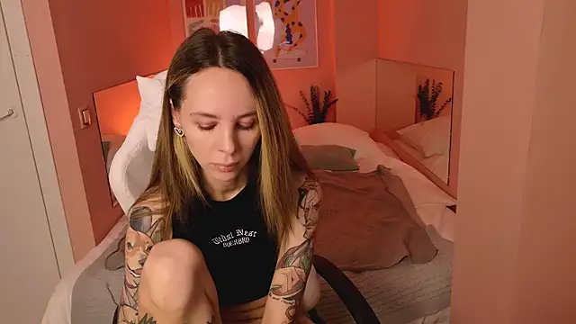 Snapshot of MiaGraham1 chatting on 10-24-25, 04:36 MiaGraham1 online show from 10-24-25, 04:36