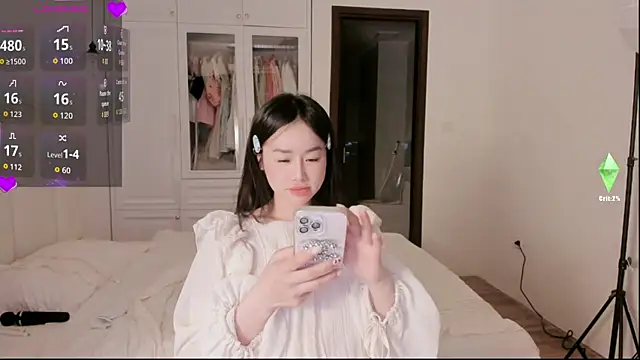 strawberry-ni online show from 10-30-25, 04:52