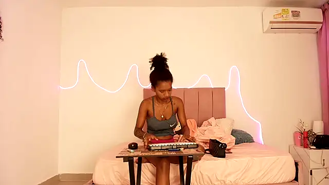 Valerin salazar online show from 10-21-25, 01:23