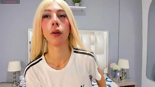 Snapshot of Darlyn_tenderhot__ chatting on 11-08-25, 08:51 Darlyn tenderhot online show from 11-08-25, 08:51