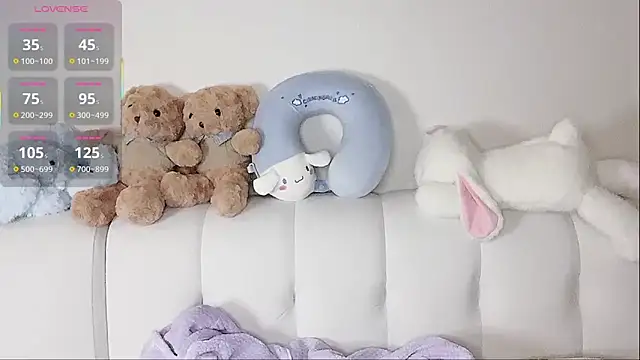 Snapshot of LuLu-Moon chatting on 10-24-25, 10:28 LuLu-Moon online show from 10-24-25, 10:28