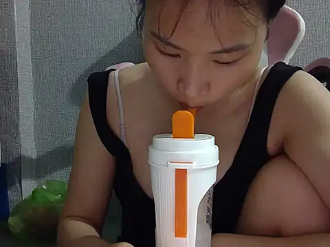 Snapshot of Ly-ny chatting on 05-14-26, 06:04 Ly-ny online show from 05-14-26, 06:04