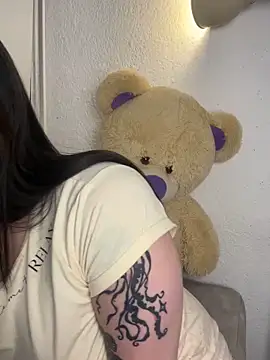 NicoleLeinn online show from 10-22-25, 02:34