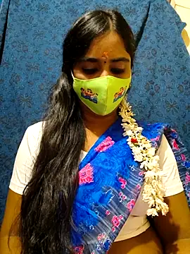 Snapshot of mini-queen chatting on 11-21-25, 03:33 mini-queen online show from 11-21-25, 03:33