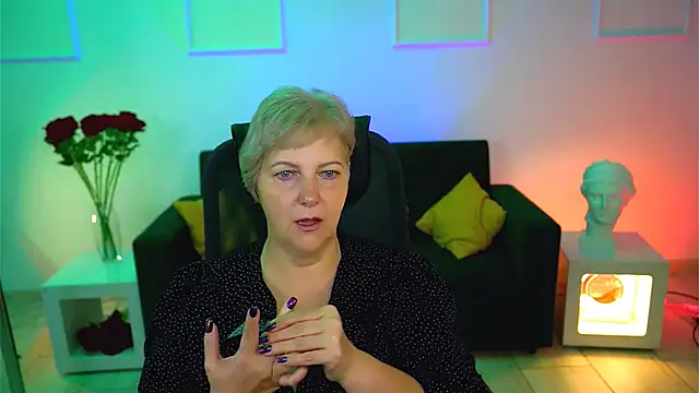 Snapshot of MaryMogan chatting on 10-15-25, 04:56 MaryMogan online show from 10-15-25, 04:56