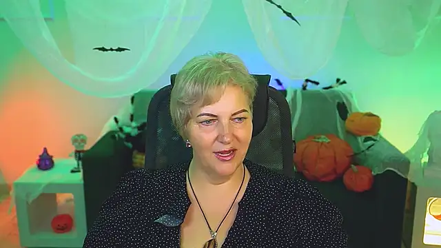 Snapshot of MaryMogan chatting on 10-20-25, 04:24 MaryMogan online show from 10-20-25, 04:24